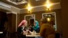 Женщины в кафе в Грозном (иллюстративное фото)