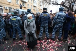 Сотрудники ОМОНа и гражданские активисты, пришедшие к Замоскворецкому суду Москвы во время вынесения приговора "первой волне" "Болотного дела"