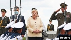  Ucraina: cancelara Angela Merkel depune o coroană la mormântul soldatului necunoscut, Kiev, 22 august 2021.