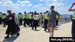 Okupljeni na Vidovdan prolaze kroz kontrole Kosovske policije na Gazimestanu, 28. juna 2026.