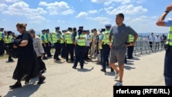 Okupljeni na Vidovdan prolaze kroz kontrole Kosovske policije na Gazimestanu, 28. juna 2026.