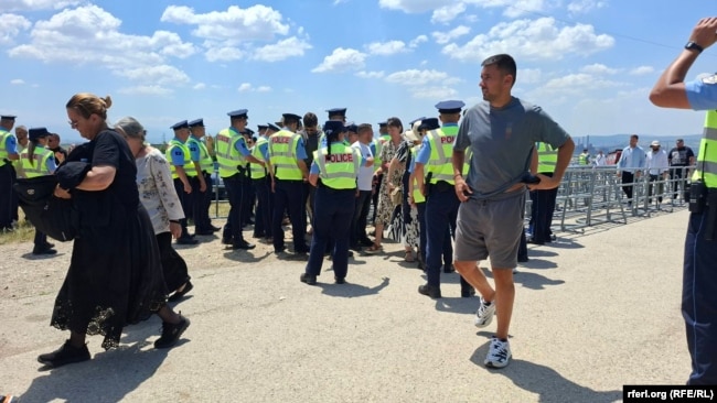 Pjesëmarrësit në Vidovdan kalojnë nëpër kontrolle të Policisë së Kosovës në Gazimestan, 28 qershor 2026.