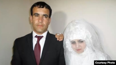 Qizil sochli qiz boglangan edi