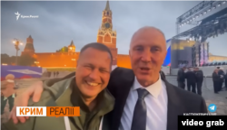 Скриншот с видео, опубликованого в телеграм-канале «Кастюкевич Live». На нем Игорь Кастюкевич (слева) стоит, обнявшись с Владимиром Сальдо