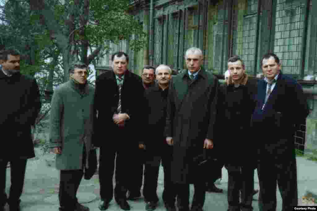 Həbs edilmiş yazı&ccedil;ı Rafiq Tağının məhkəməsindən sonra. Bakı aprel 2007