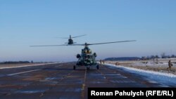 Українські Мі-8 під час тренувальних польотів поблизу Бродів, на Львівщині. Вони досі активно залучені до дій армії на Донбасі