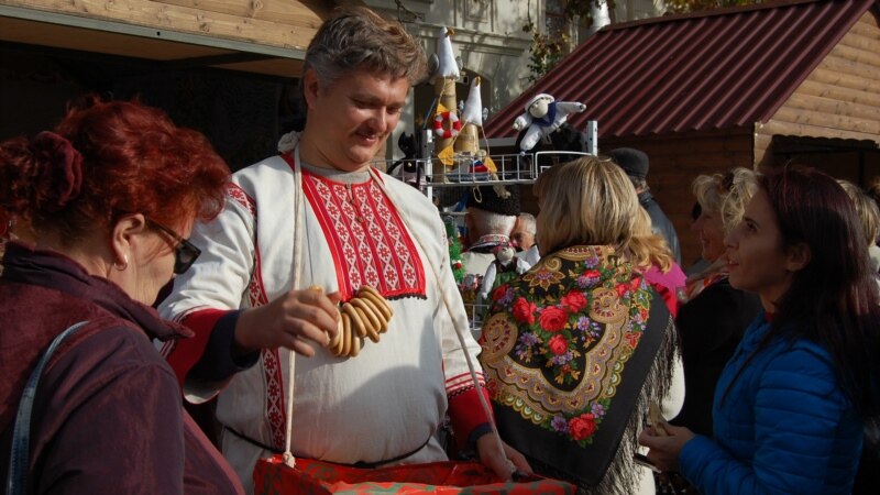 В Севастополе российский День народного единства отмечали за забором, под присмотром казаков (+фото)