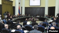 Armenia - Prime Minister Karen Karapetian chairs a cabinet meeting in Yerevan, 25May2017.