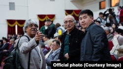 Театр сынчысы Жаныш Кулмамбетов (ортодо)