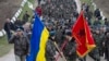 Украинские военнослужащие несут знамена, аэропорт Бельбек, Крым, 4 марта 2014 года