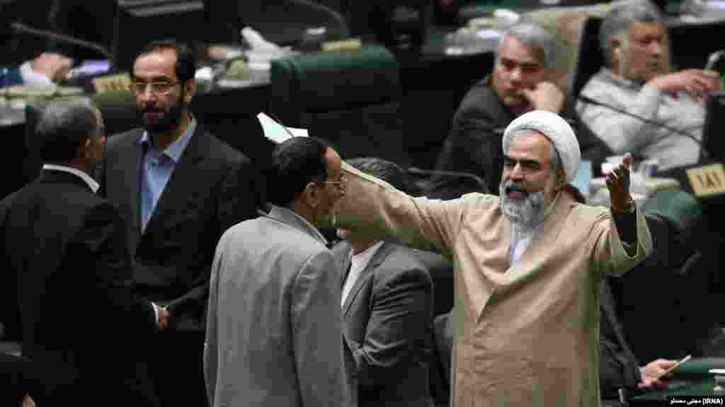 &nbsp;روح&zwnj;الله حسینیان پس از اینکه علی&zwnj;اکبر صالحی را تهدید به مرگ کرد، در بیمارستان بستری شد.