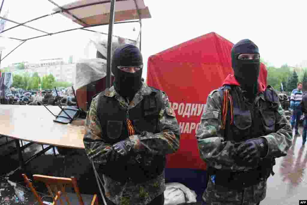 Separatçılar Donetsk şəhərində tutduqları dövlət binasını mühafizə edirlər. 