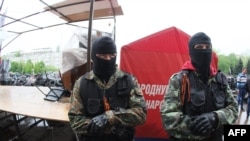 Пророссийские сепаратисты рядом со зданием областной администрации в Донецке. 2 мая 2014 года.