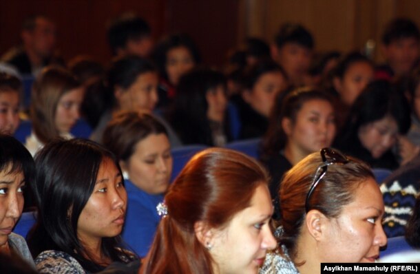 Жазушылар одағында отырған студенттер. Алматы, 16 қазан 2012 жыл. (Көрнекі сурет)