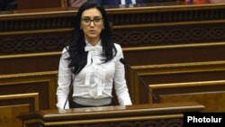 Armenia - Justice Minister Arpine Hovannisian speaks in the parliament in Yerevan, 5Oct2016.