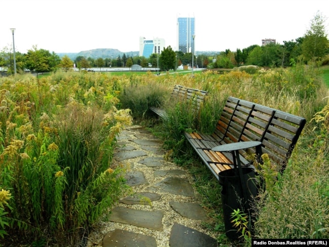 Скамейки в парке у «Донбасс-Арены»