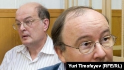 Юрий Самодуров и Андрей Ерофеев в зале суда