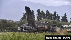 Спасувачки екипи околу воениот авион кој се урна во Алжир 