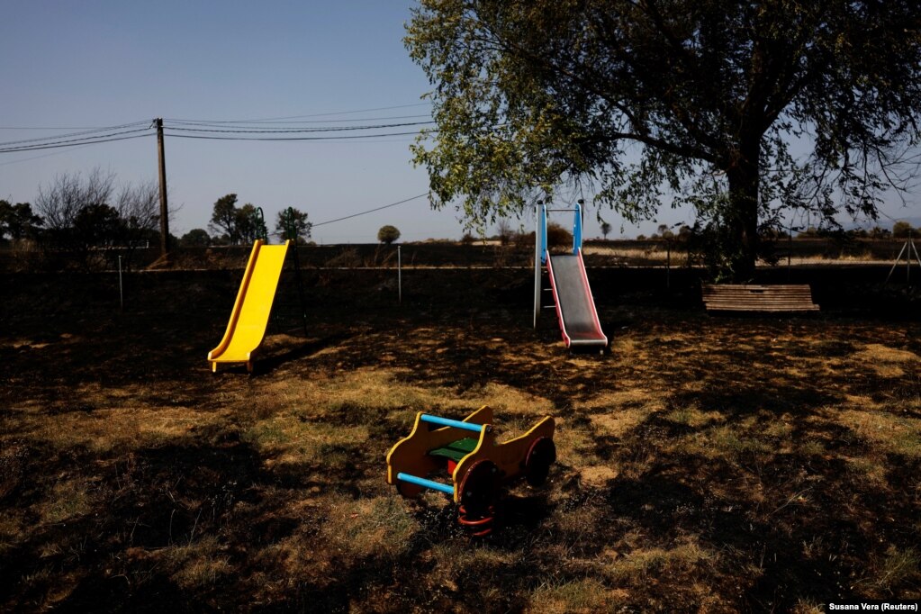 Një shesh lojërash i shkrumbuar nga një zjarr i egër në Kubo de Benavente, Spanjë, më 11 gusht.