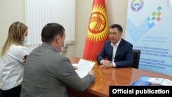 Садыр Жапаров президенттик шайлоого катышуу үчүн БШКга арыз берген учур. 14-ноябрь, 2020-жыл.