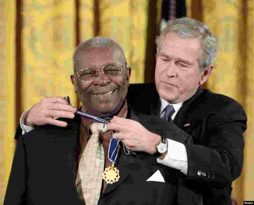 Ish-presidenti i SHBA-së, George Bush, ka nderuar B.B. Kingun me Medaljen Presidenciale për Liri, 2006.