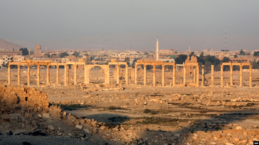 IS fighters are reportedly one kilometer away from the Palmyra's famed archaeological site. (file photo)