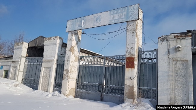 Закрытые ворота Семипалатинского мясокомбината.