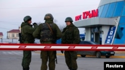 Вооружённые люди на пограничном пункте в порту города Керчь