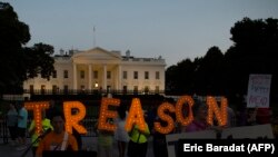 Aktivisti demonstriraju ispred Bijele kuće zbog navoda o miješanju Rusije u izbore u SAD i nose natpis "Izdaja"