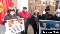 Абдылда Капаров тарапташтары менен Жогорку соттун имаратынын алдында. Бишкек, 16-декабрь, 2020-жыл.