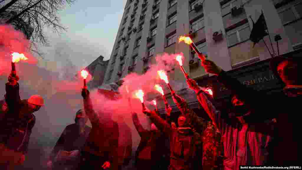 Біля Офісу генпрокурора на Різницькій мітингувальники запалили фаєри