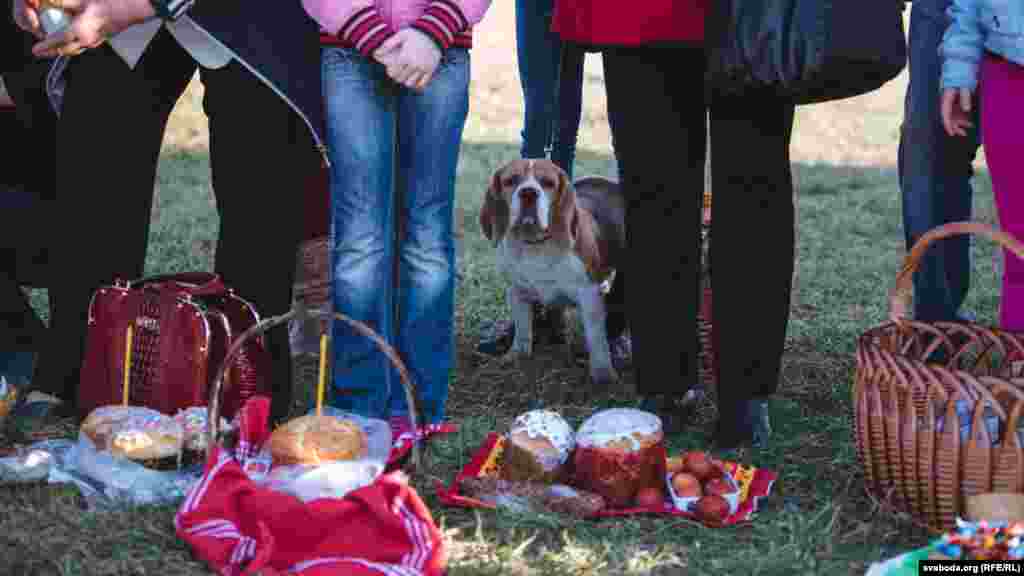 Belarus - Holy Saturday in Minsk churches, Consecration of Easter meals, 11Apr2015