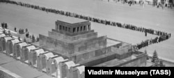 რიგი ლენინის მავზოლეუმში შესასვლელად, 1965 წ.