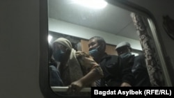 Пассажиры прибывшего из Туркменистана поезда, доставившего в Казахстан более 250 казахов.