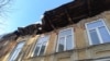 Рухнувшая крыша дома на улице Радищева в Саратове