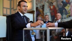 Прэзыдэнт Францыі Эманюэль Макрон галасуе на парлямэнцкіх выбарах, 18 чэрвеня 2017 году