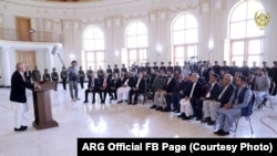 محمد اشرف غنی رئیس جمهور افغانستان حین سخنرانی در یک نشست مقامات افغان در قصر دارالامان