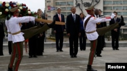 Барак Обама и Джон Керри во время одной из официальных церемоний в Гаване 