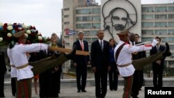 Барак Обама и Джон Керри во время одной из официальных церемоний в Гаване