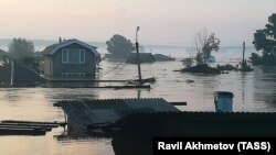 Orsýetiň Irkutsk regionyň birnäçe etrabynda güýçli ýagyn heläkçilikli suw joşgunyna sebäp boldy.