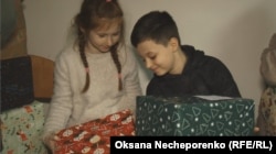 Діти з подарунками