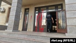 Feminist fəallar polis idarəsinin divarlarına və qapısına qırmızı boya atıblar
