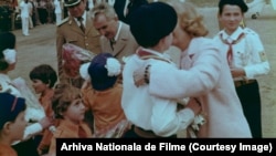 Pionieri și șoimi ai patriei oferind flori cuplului Ceaușescu era o imagine familiară românilor în comunism. Ce nu se spunea la știri era că cei selectați pentru această onoare aveau analizele medicale la zi și stăteau în carantină ca să nu afecteze cumva sănătatea dictatorului.