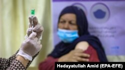 یک شهروند افغانستان در حال دریافت واکسین ضد ویروس کرونا در کابل