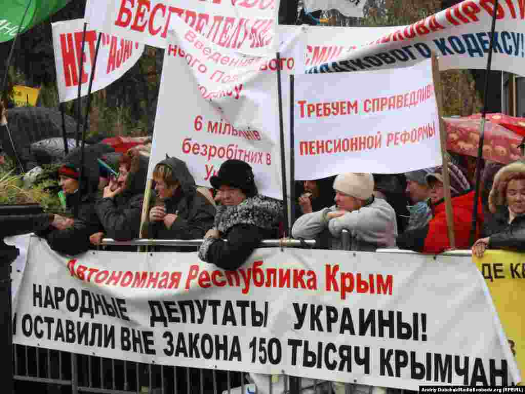 Близько 2 тисяч підприємців зібрались біля будинку Верховної Ради з вимогою не допустити ухвалення Податкового кодексу. 