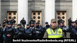 Нацгвардійці охороняють будівлю парламенту під час акцій за зняття депутатської недоторканності, жовтень 2017