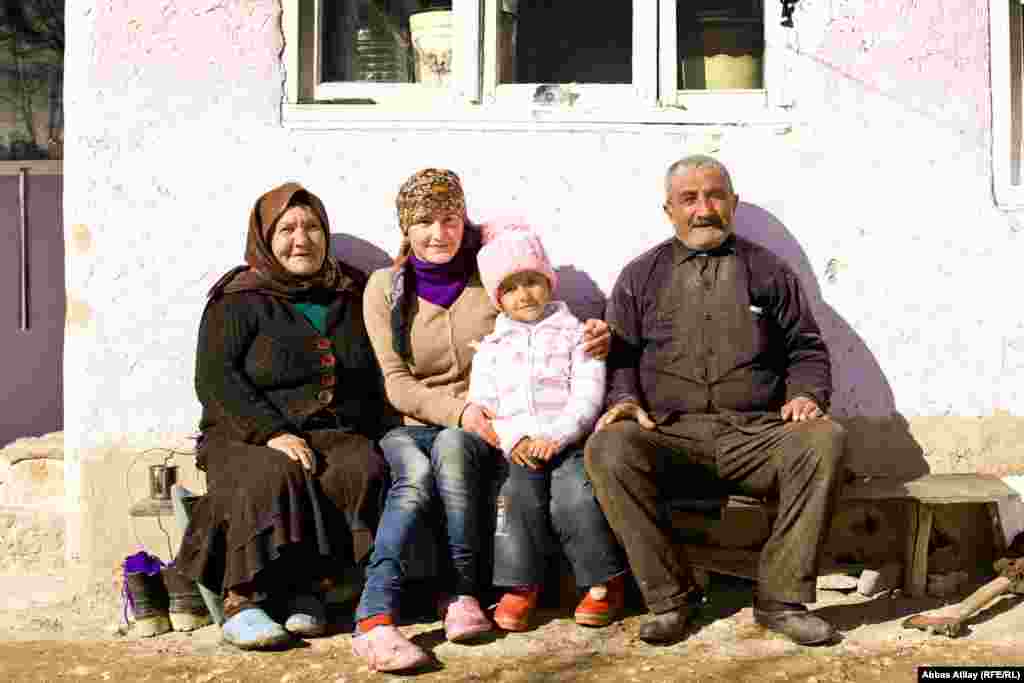 Bu cütlüyün doqquz övladı, 41 nəvəsi, 10 nəticəsi var.