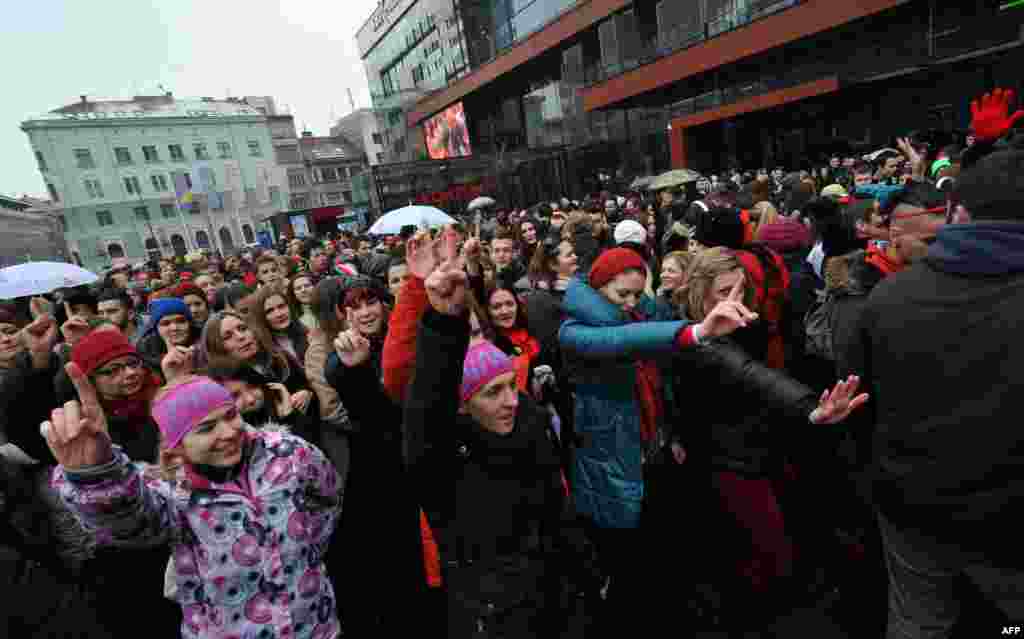 BiH - Članovi oko 160 NVO iz 37 bh. gradova plesali su u znak protesta protiv nasilja nad ženama i djevojčicama. Plesom su podržali globalnu kampanju "Jedna milijarda ustaje", Sarajevo, 14. februar 2013. Foto: AFP / Elvis Barukčić 