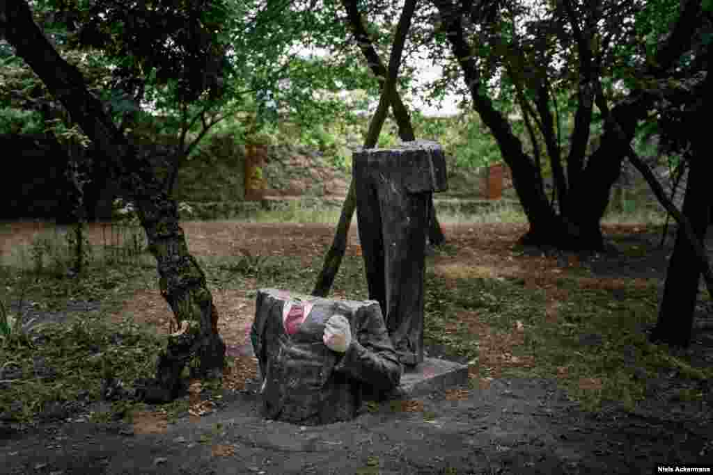 A dissected Lenin in eastern Ukraine After his experiences documenting the fallen Lenin monuments of Ukraine, Ackermann has followed&nbsp;news about Confederate statues in the U.S. closely. &quot;These monuments&nbsp;are a bit like scars --&nbsp;when you have a bike accident and you get a big scar on your leg, you can&#39;t pretend it didn&#39;t happen. You look at it every day and remember that you weren&#39;t careful on your bike.&quot; 