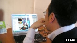Казахстанский блогер Бекжан Толыбай утверждает, что свобода слова в Интернет пространстве все-таки есть. Алматы, 26 марта 2009 года. 